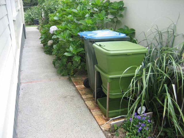 Hungry Bin Worm Farm - Hungry bin, a new way to compost.